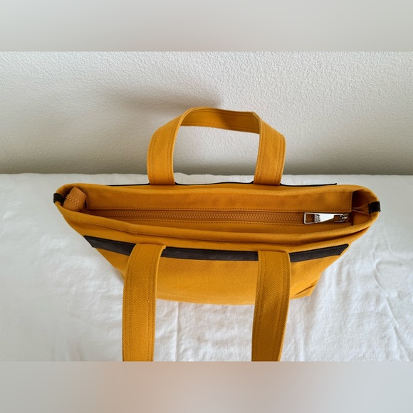 Marc Jacobs canvas tote with zipper. - Picture 3 of 10